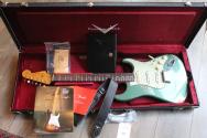FENDER Limited Edition 1964 L-Series Stratocaster® Heavy Relic®, 3A Rosewood Fingerboard, Aged Sherwood Green Metallic 3.64 Kg