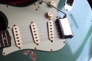 FENDER Limited Edition 1964 L-Series Stratocaster® Heavy Relic®, 3A Rosewood Fingerboard, Aged Sherwood Green Metallic 3.64 Kg