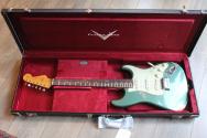 FENDER Limited Edition 1964 L-Series Stratocaster® Heavy Relic®, 3A Rosewood Fingerboard, Aged Sherwood Green Metallic 3.64 Kg