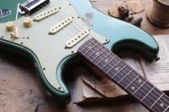 FENDER Limited Edition 1964 L-Series Stratocaster® Heavy Relic®, 3A Rosewood Fingerboard, Aged Sherwood Green Metallic 3.64 Kg