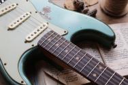 FENDER Limited Edition 1964 L-Series Stratocaster® Heavy Relic®, 3A Rosewood Fingerboard, Aged Sherwood Green Metallic 3.64 Kg