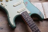 FENDER Limited Edition 1964 L-Series Stratocaster® Heavy Relic®, 3A Rosewood Fingerboard, Aged Sherwood Green Metallic 3.64 Kg