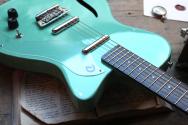 DANELECTRO "´56 Baritone Matched Head Dolphin in Dark Aqua" 2, 92 KG