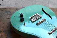 DANELECTRO "´56 Baritone Matched Head Dolphin in Dark Aqua" 2, 92 KG