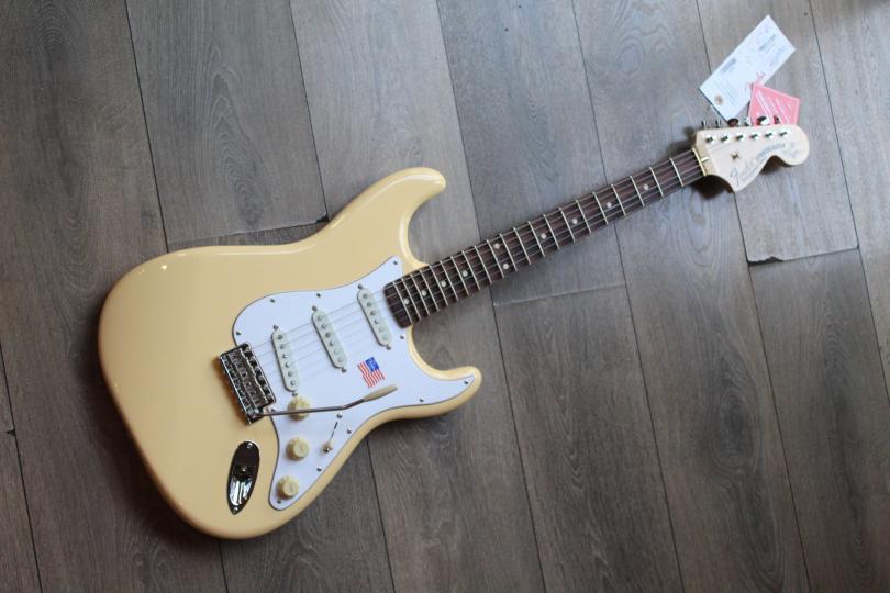 FENDER "Yngwie Malmsteen Stratocaster, Scalloped Rosewood Fingerboard, Vintage White" HARDCASE