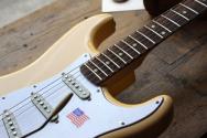 FENDER "Yngwie Malmsteen Stratocaster, Scalloped Rosewood Fingerboard, Vintage White" HARDCASE