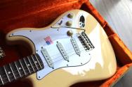 FENDER "Yngwie Malmsteen Stratocaster, Scalloped Rosewood Fingerboard, Vintage White" HARDCASE