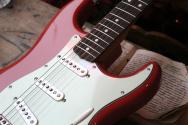 FENDER "Limited Vintera II 60s Stratocaster, Rosewood, Fiesta Red" GIGBAG, 3, 43 KG