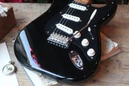 FENDER Limited Edition Vintera II 50 Stratocaster Roasted Maple Neck Black Pickguard with Custom Shop Fat 60, GIGBAG, 3, 59 KG