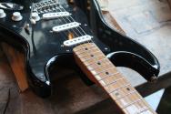 FENDER Limited Edition Vintera II 50 Stratocaster Roasted Maple Neck Black Pickguard with Custom Shop Fat 60, GIGBAG, 3, 59 KG