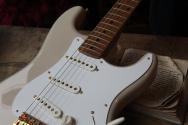 FENDER Limited Edition Vintera II '50s Stratocaster, Roasted Maple Fingerboard, White Blonde, 3, 48 KG