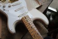 FENDER Limited Edition Vintera II '50s Stratocaster, Roasted Maple Fingerboard, White Blonde, 3, 48 KG
