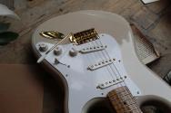 FENDER Limited Edition Vintera II '50s Stratocaster, Roasted Maple Fingerboard, White Blonde, 3, 48 KG