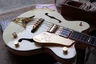 GRETSCH G6136B-TP Tom Petersson Signature Falcon 4-String Bass with Cadillac Tailpiece, Aged White Lacquer, HARDCASE, 4, 34 KG