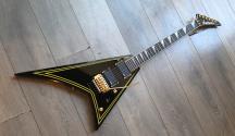 JACKSON MJ Series Rhoads RR24MG, Black with Yellow Pinstripes, Ebony Fingerboard, SOFTCASE