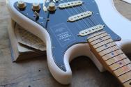 FENDER Player II Stratocaster, Maple Fingerboard, Polar White Model, GIGBAG