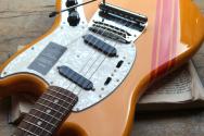 FENDER "Mustang Vintera II '70s Competition Orange" GIGBAG