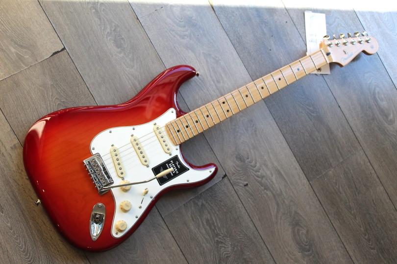 FENDER "Player II Stratocaster, Maple Fingerboard, Aged Cherry Burst" 3, 34 KG