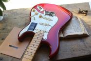 FENDER "Player II Stratocaster, Maple Fingerboard, Aged Cherry Burst" 3, 34 KG