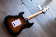 FENDER Standard Stratocaster, Indian Laurel, 3 Tone Sunburst 3, 79 KG