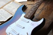 FENDER Standard Stratocaster, Indian Laurel, 3 Tone Sunburst 3, 79 KG
