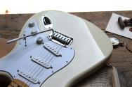FENDER Standard Stratocaster, Olympic White 3, 82 KG