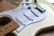 FENDER Standard Stratocaster, Olympic White 3, 82 KG