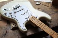 FENDER Standard Stratocaster, Olympic White 3, 82 KG