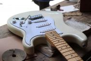 FENDER Standard Stratocaster, Olympic White 3, 82 KG