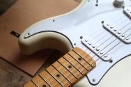 FENDER Standard Stratocaster, Olympic White 3, 82 KG