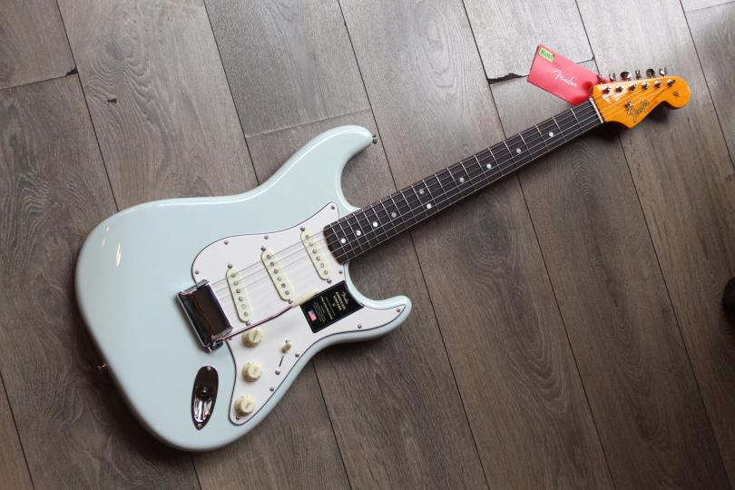 FENDER American Vintage II 1965 Stratocaster, Round-Lam Rosewood Fingerboard, Sonic Blue, HARDCASE, 3, 69 KG