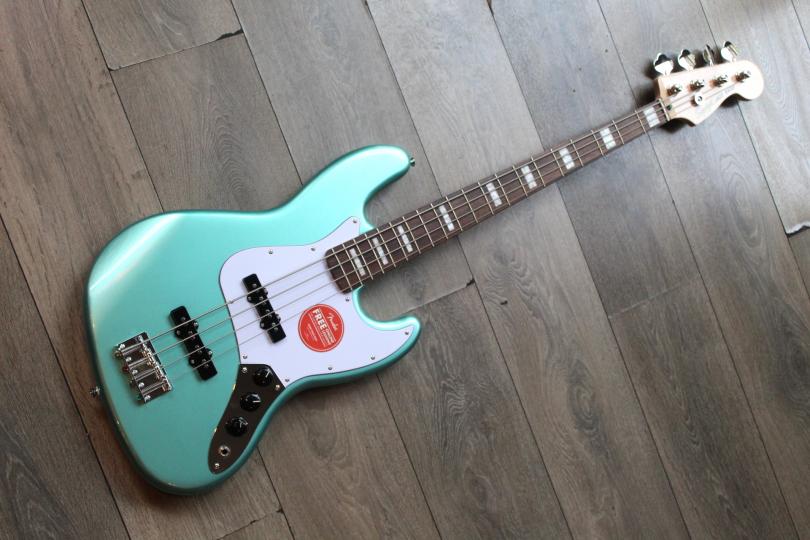 SQUIER Affinity Series Active Jazz Bass, Laurel Fingerboard, White Pickguard, Mystic Sea Foam Green
