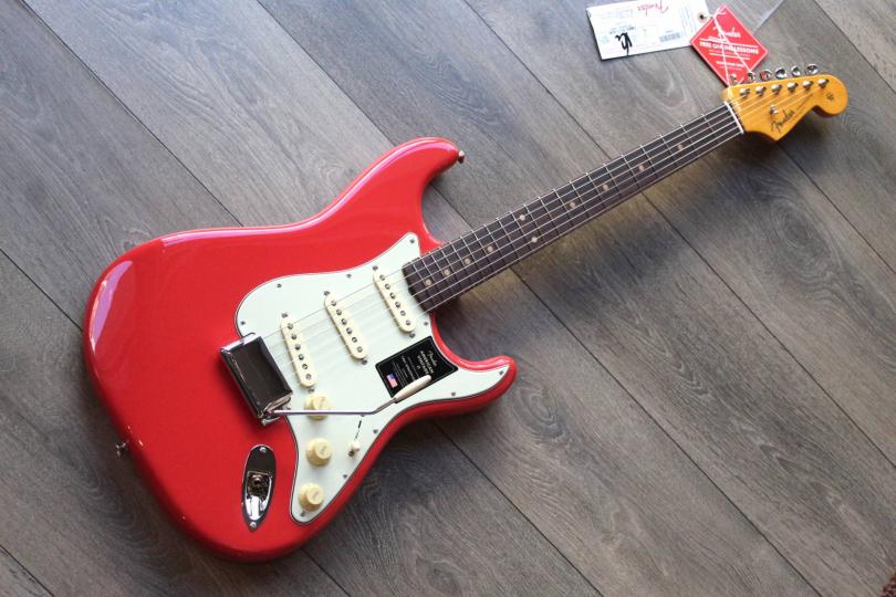 FENDER American Vintage II '61 Stratocaster, Fiesta Red HARDCASE, 3, 58 KG