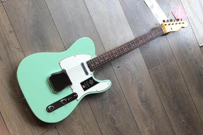 FENDER American Vintage II 1963 Telecaster, Rosewood Fingerboard, Surf Green, HARDCASE, PAPERS, 3, 5 KG