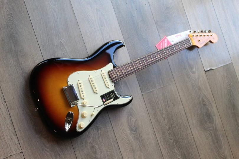 FENDER American Vintage II 1961 Stratocaster, 3-Color Sunburst, Slab Rosewood, 3, 8 KG