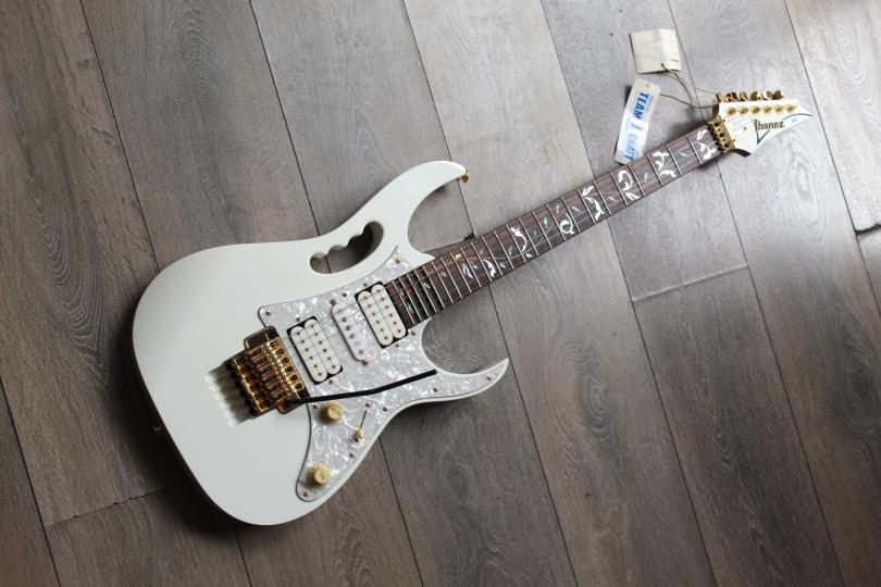 IBANEZ JEM7V White (F0713097) with her papers and original Hardcase, 3, 59 KG