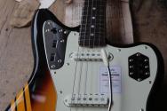 FENDER Japan Traditional 2025, 60s Jaguar, Rosewood Fingerboard, Competition 3-Color Sunburst / Aged Natural, GIGBAG, 3, 49 KG