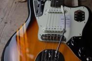 FENDER Japan Traditional 2025, 60s Jaguar, Rosewood Fingerboard, Competition 3-Color Sunburst / Aged Natural, GIGBAG, 3, 49 KG