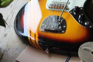 FENDER Japan Traditional 2025, 60s Jaguar, Rosewood Fingerboard, Competition 3-Color Sunburst / Aged Natural, GIGBAG, 3, 49 KG