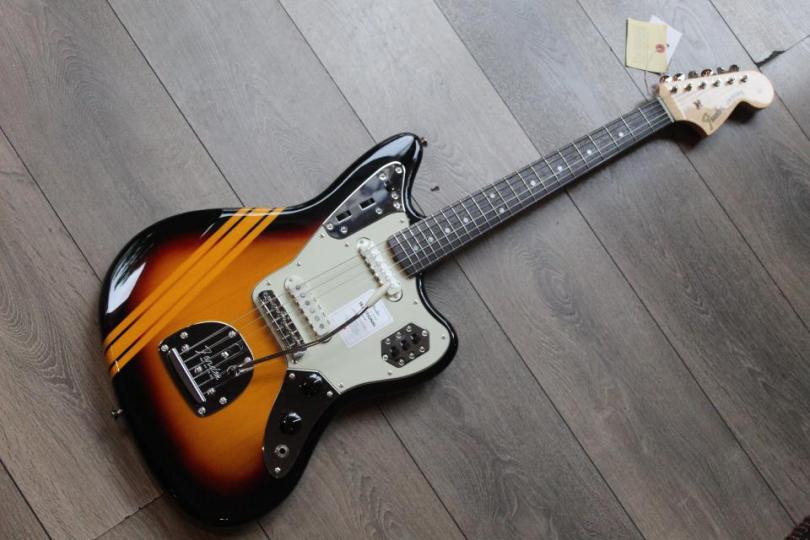 FENDER Japan Traditional 2025, 60s Jaguar, Rosewood Fingerboard, Competition 3-Color Sunburst / Aged Natural, GIGBAG, 3, 49 KG