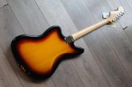FENDER Japan Traditional 2025, 60s Jaguar, Rosewood Fingerboard, Competition 3-Color Sunburst / Aged Natural, GIGBAG, 3, 49 KG