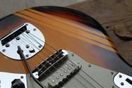 FENDER Japan Traditional 2025, 60s Jaguar, Rosewood Fingerboard, Competition 3-Color Sunburst / Aged Natural, GIGBAG, 3, 49 KG