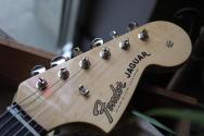FENDER Japan Traditional 2025, 60s Jaguar, Rosewood Fingerboard, Competition 3-Color Sunburst / Aged Natural, GIGBAG, 3, 49 KG