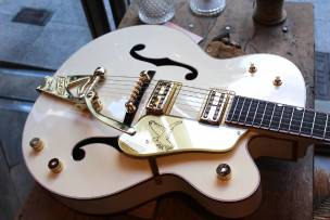 GRETSCH G6136T-59 Vintage Select '59 Falcon with Bigsby Vintage White, HARDCASE