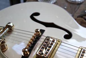 GRETSCH G6136T-59 Vintage Select '59 Falcon with Bigsby Vintage White, HARDCASE