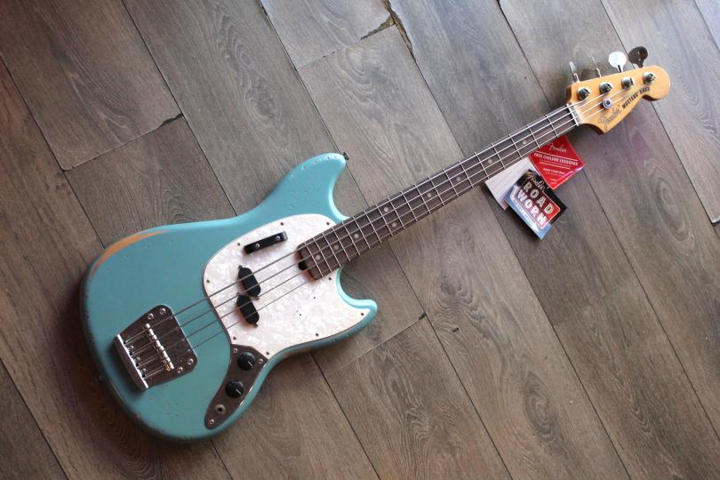 FENDER "JMJ Road Worn Mustang Bass Faded Daphne Blue, Rosewood" 3, 46 KG