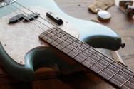 FENDER "JMJ Road Worn Mustang Bass Faded Daphne Blue, Rosewood" 3, 46 KG