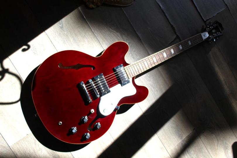 EPIPHONE "Noel Gallagher Riviera Dark Wine Red" HARDCASE