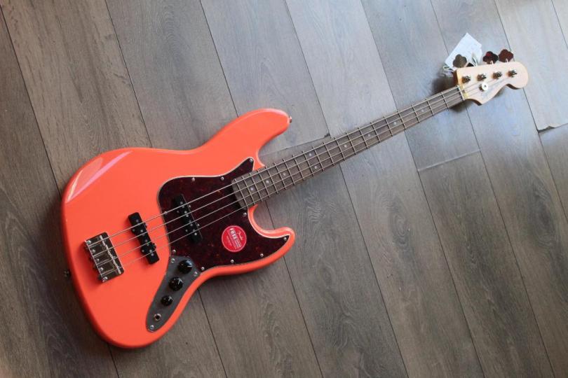 SQUIER Classic Vibe '60s Jazz Bass, Tahitian Coral, 4, 24 KG