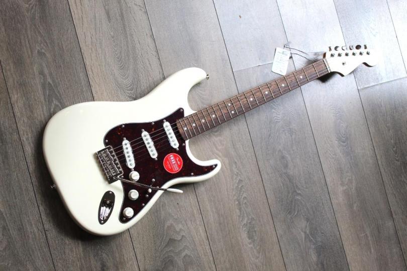 SQUIER FSR CV 60S STRAT Laurel TPG Olympic White, 3,31 KG